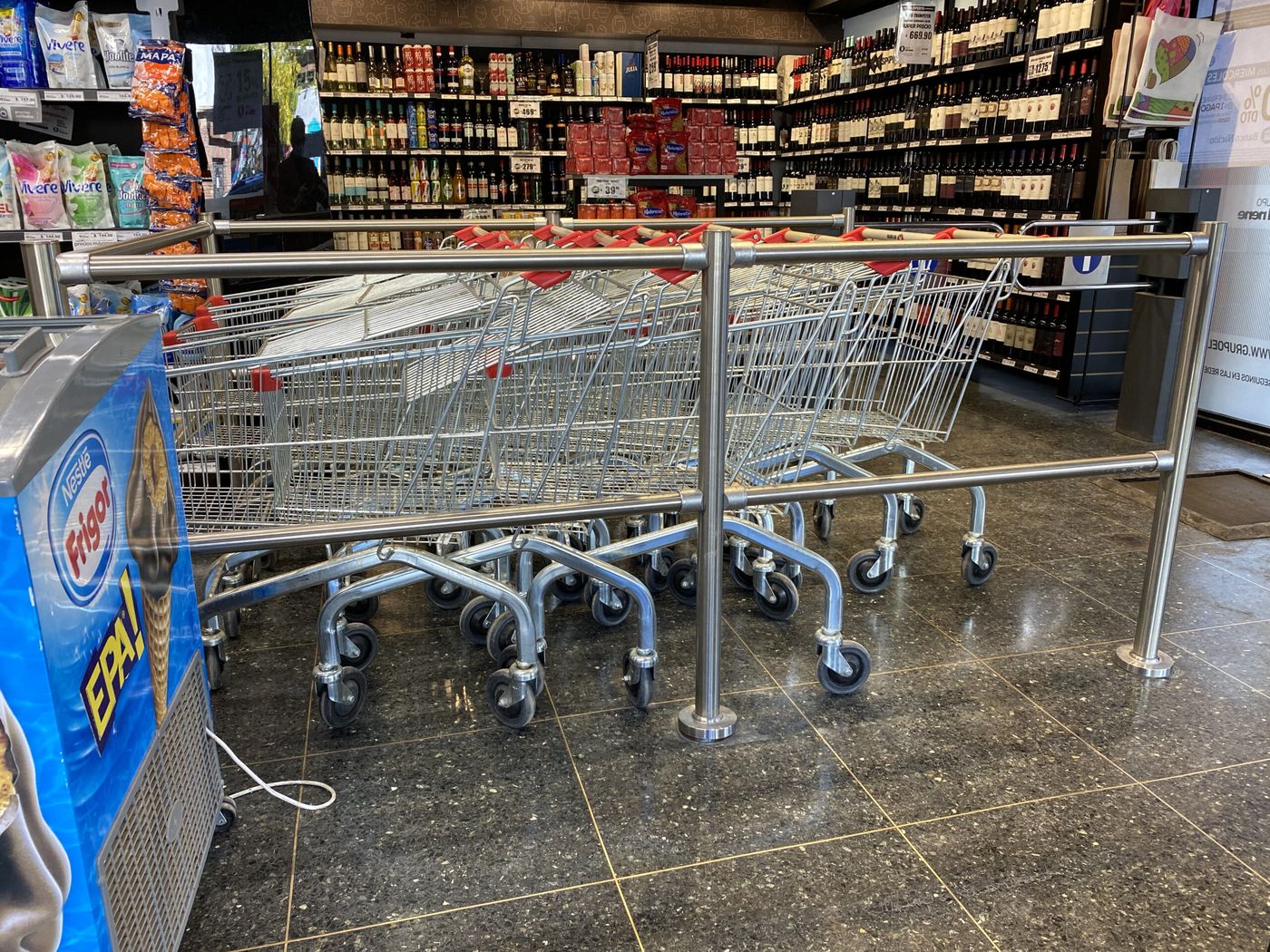 Carros de supermercado ordenados dentro de una defensa guardachangos