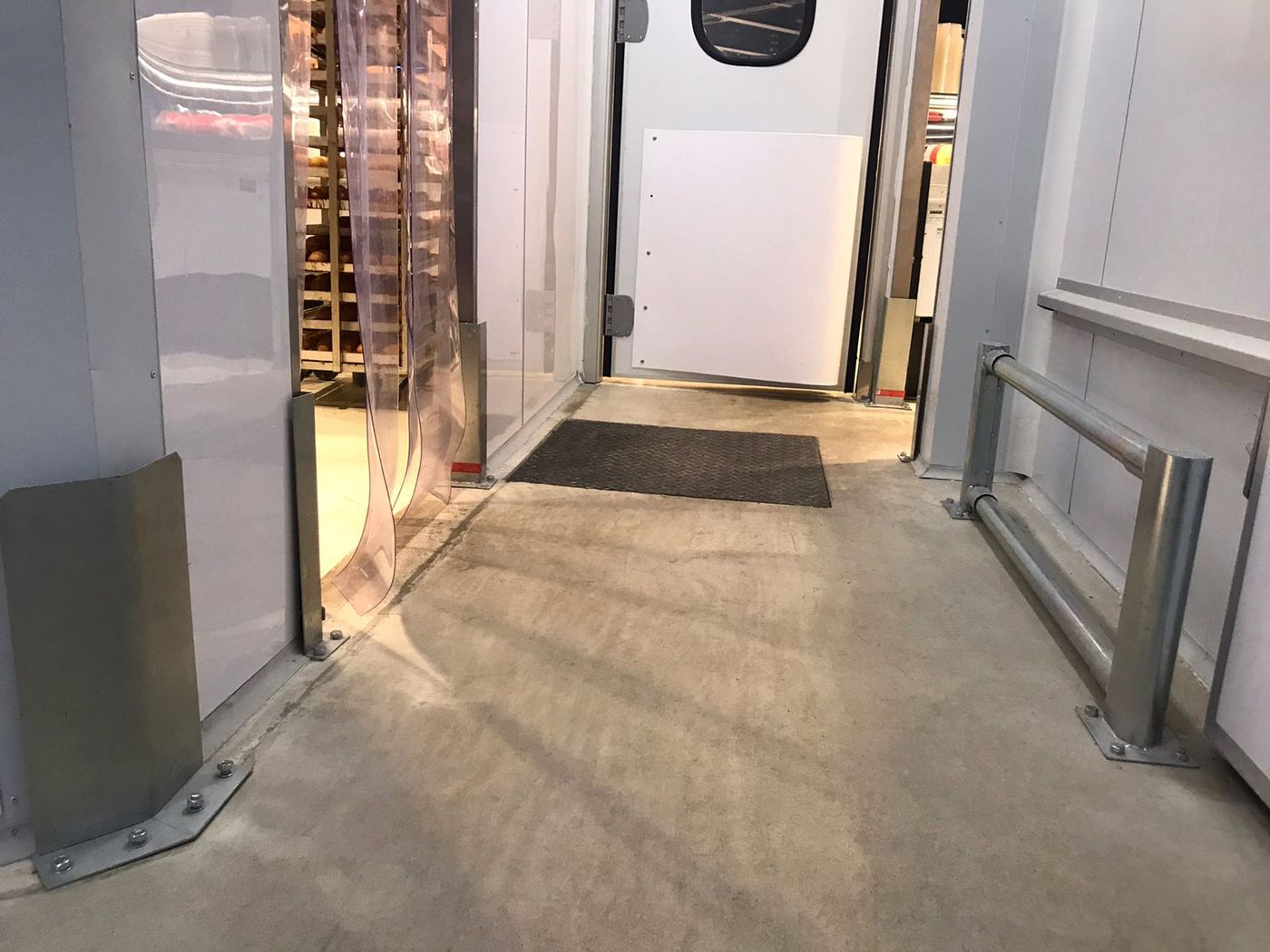 Entrada a una cámara de frío con defensas en la pared