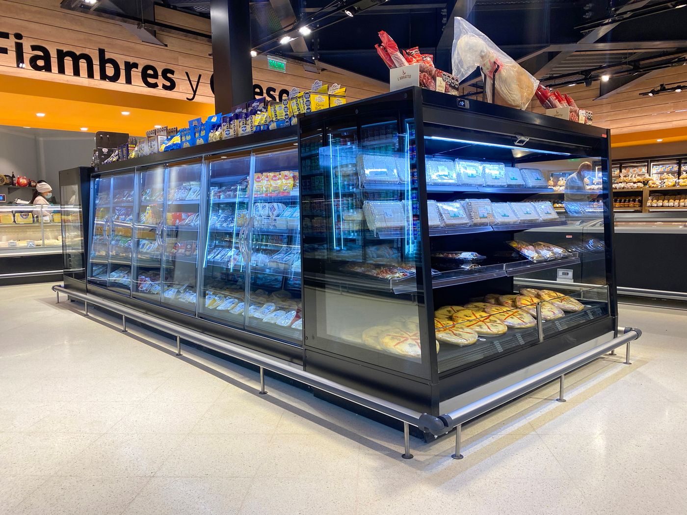 Heladera de un supermercado con defensa de acero inoxidable en la base