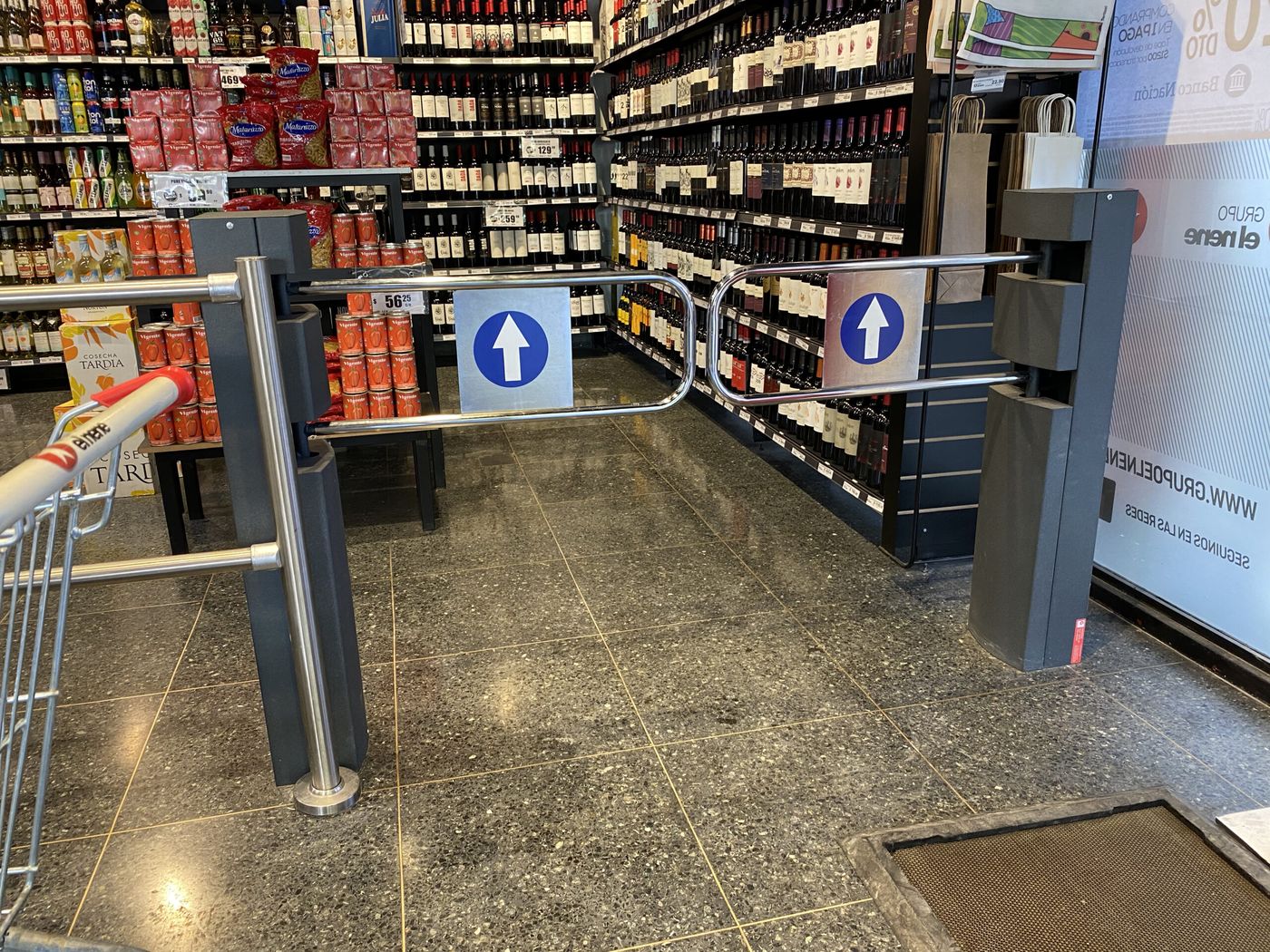 Control de acceso hidráulico en la entrada de un supermercado